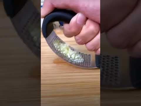 Presse-ail inox en action — ail haché en quelques secondes